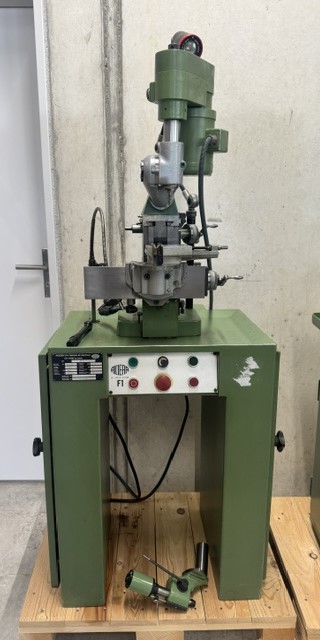 Aciera F1 auf Sockel